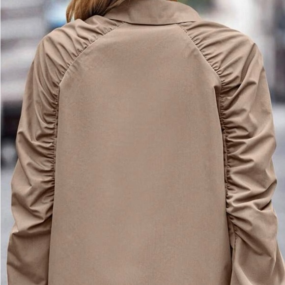 Beautiful blouse with pleated sleeves - Picture 2 of 5